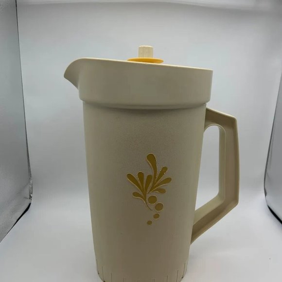 Vintage 1970s Tupperware Almond Harvest 1 Quart Retro Beverage Pitcher - Picture 3 of 16